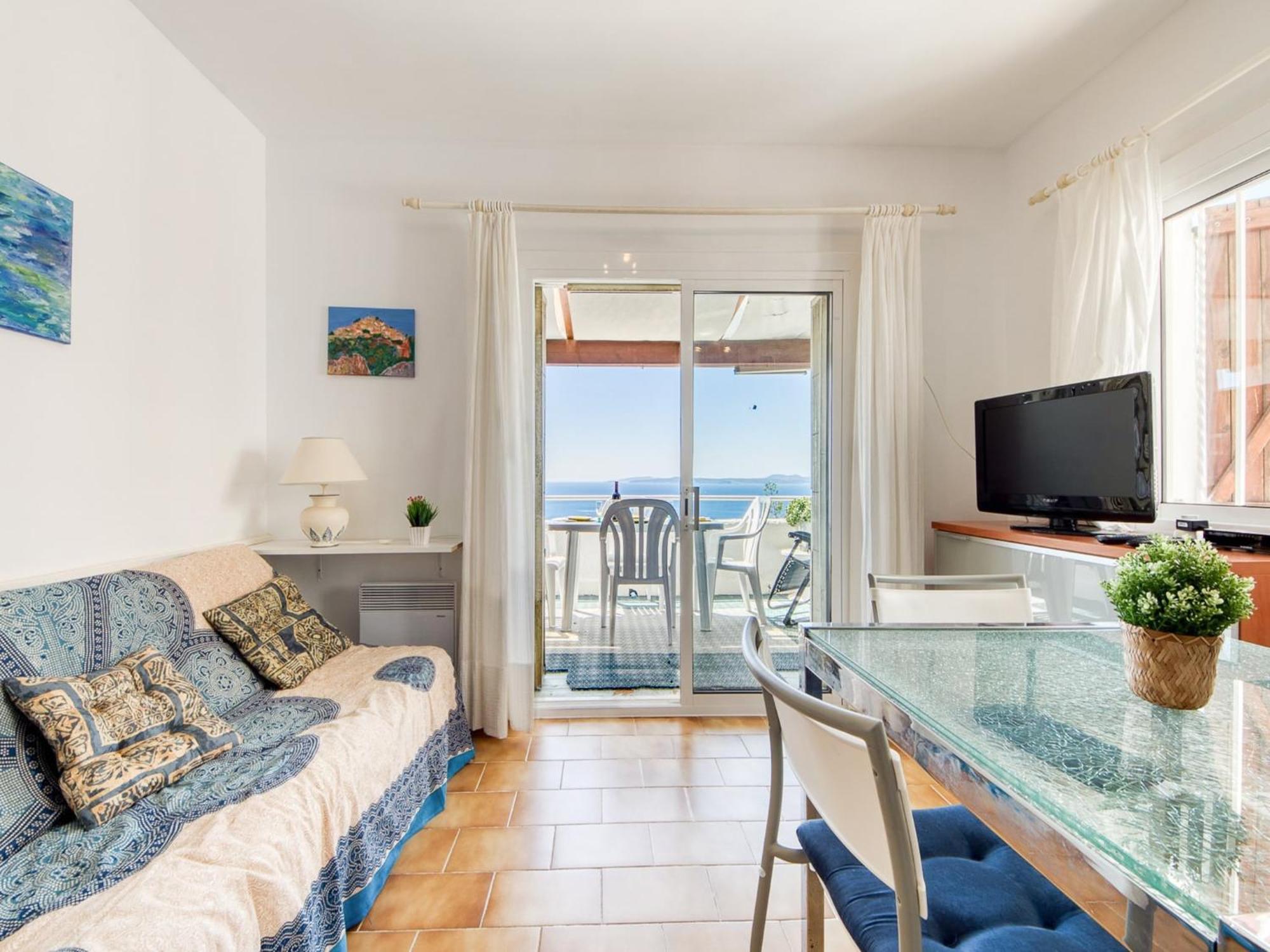 Apartment Lush With View Roses